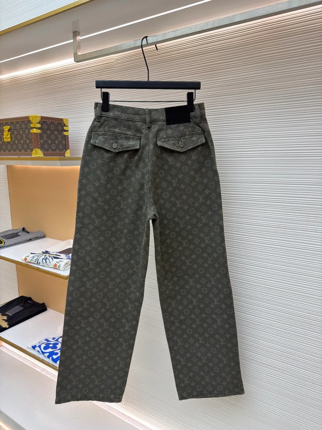 LOUIS VUITTON full-print jacquard pocket trousers and jeans ●Original version: Purchased and developed for 15900 ●Item number: 1682470-B45 ●Material: denim fabric ●Technology: jacquard production ●Color: vintage green ●Version: fitted version ●Weight: about 925 grams ●Size: 28-30-32-34-36 ●Description: These Louis Vuitton all-over printed presbyopia overalls are made of heavy twill denim. The fabric has been stone washed and distressed to create a soft and skeletal texture, while giving the pants a retro distressed tone. The body of the trousers adopts the all-over printing process of the brand's classic presbyopic pattern. The printing is processed by digital direct printing and high-temperature color fixation. The color reproduction is high and is not easy to fade and crack. The workwear-style large pockets are made with three-dimensional tailoring technology. The bag mouth is reinforced with double-needle stitching, which combines practicality and design. The waistband adopts a classic button-zipper opening and closing design, with adjustable trousers details. The trousers are straight-cut and have raw edges. The overall fabric processing and structural sewing follow the brand's high-end clothing technology. Every seam is precisely positioned to make the trousers crisp and durable, perfectly integrating classic presbyopic elements and workwear style. The overall wiring is straight and delicate, the fabric is comfortable and soft, and the color is consistent without color difference. It can be matched with the same style to create a fashionable look and control various occasions. Customized accessories, complete with three standards, same style for men and women!